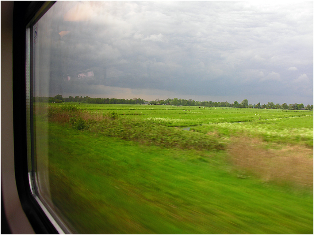 Donkere luchten vanuit de trein van Utrecht naar Rotterdam