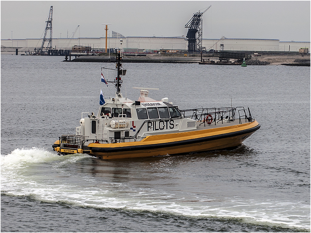 Loodsboot vertrekt - 1e maasvlakte